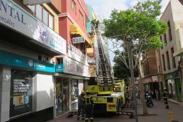 Intervención de los bomberos en el número 40 de la Avenida de la Constitución en Los Llanos de Telde/TA.